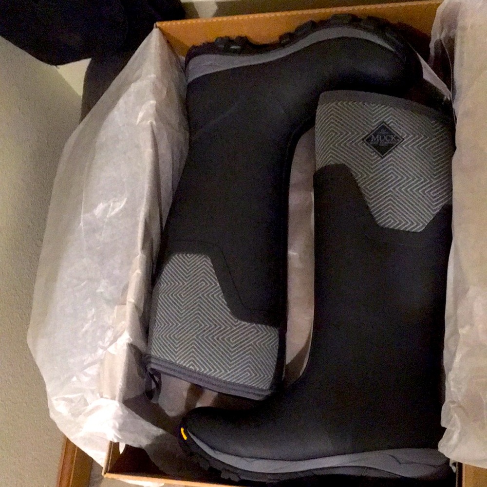 NWT Arctic Ice Muck boots.